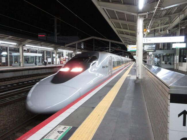 新幹線にのってホテルに泊まってうどんを食べて飛行機に乗る話。<br /><br /><br /><br />移動記録<br /><br />■2024/08/27<br />姫路駅 20:39 →山陽新幹線・こだま862号→ 21:22 新大阪駅 21:34 →大阪メトロ御堂筋線・箕面萱野行→ 21:47 千里中央駅<br /><br />・徒歩で千里阪急ホテルへ。<br />・ホテルで就寝。<br /><br />■2024/08/28<br />・千里阪急ホテルで起床。<br />・徒歩で千里中央駅へ。<br /><br />千里中央駅 7:09 →大阪モノレール・大阪空港行→ 7:18 蛍池駅<br /><br />・惑星のウドンド<br /><br />蛍池駅 8:18 →大阪モノレール→ 8:21 大阪空港駅 → 伊丹空港