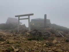 霧の中、蔵王山を登る