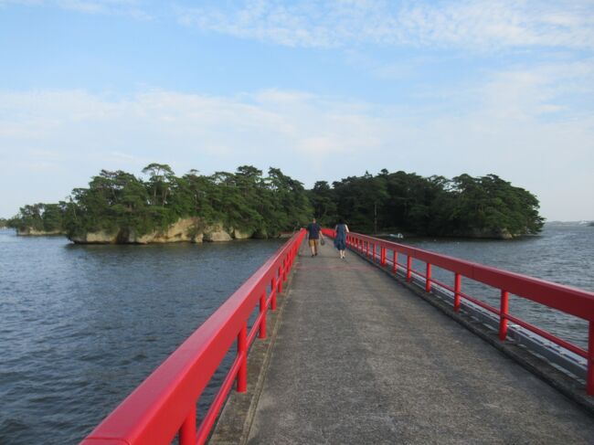 仙台空港でJALを利用しての旅行です。<br />日本三景松島には行ったことがなかったので、初松島です。<br />最近はいつも旅行の天気が悪い。今回は曇りが多く、雨はなんとか避けて傘を差さずにすみました。<br />そしてやっぱり猛暑でした。曇りでも松島は絶景でした。<br />