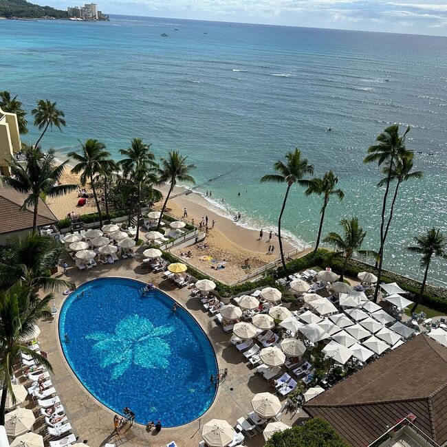 Aloha～御座います^ ^<br /><br />2024/5 恒例のバースデーハワイ<br />いよいよ最後のホテル<br />天国にふさわしい館、ハレクラニ<br /><br />毎回並び順で悩むのですが。。<br />今回はラストをハレクラニにしてみました<br />(色々やってみないと分からないのでね～)<br /><br />これで。。6回目のハレクラニホテル<br />少しは慣れて来て(馴染んで。。か？)<br />そうそう頑張る事も無く<br />ゆっくりと過ごす事が出来ました～<br /><br />今回 ⑥では<br />変わり映えしないルームツアーと(笑笑)<br />プール、サンセット、ヒルトン花火<br />そしてのディナー。。<br />また、翌朝のオーキッズでの朝食です<br /><br />それでは天国の館でのkikiさん<br />どうぞ宜しくお願い致します～<br /><br />kiki (^ ^)<br /><br />