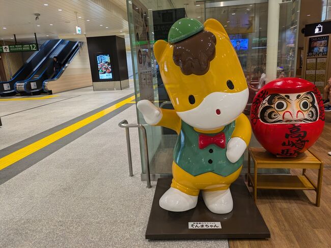 高崎に到着。<br />ランチは『スシロー』<br />リーズナブルな回転寿司チェーン。<br /><br />生ビールを飲みながら寿司やつまみを食べる。<br />小肌や軍艦を食べながら一杯は楽しい。<br />スシローは〆のラーメンも美味しい。<br /><br />夕方は『湯都里』<br />天然温泉のスーパー銭湯。<br />ここはかなり気持ち良い大好きな温泉。<br />特に露天風呂が最高。<br /><br />湯上がりは食事処でノンアルの生。<br />これも美味しい!<br /><br />ディナーは『PIZZERIA BACI』<br />カジュアルイタリアン。<br />石窯で焼くピッザァが人気。<br /><br />まずは生ハム。<br />これが旨い。<br />そしてタコのカルパッチョ。<br />ビールを飲みながらカルパッチョ。<br />そしてピッザァ。<br /><br />パスタやナスとチーズの重ね焼きも美味しい。<br />重ね焼きも石窯で焼いたのかな。<br />美味しいイタリアンに大満足。<br /><br />翌朝は高崎駅前の立ち食いそば『八起家』<br />昔ながらの立ち食いそば。<br />朝は立ち食いそばが丁度良い。<br /><br />ランチは『シャンゴ』<br />高崎名物スパゲッティの人気店。<br />この日はアラビアータ。<br /><br />ビールを飲みながらセットのサラダ。<br />そしてアラビアータ。<br />思ったより辛くてトマトソースが麺に良く絡んで美味しい。<br /><br />一泊二日の高崎でグルメを満喫。