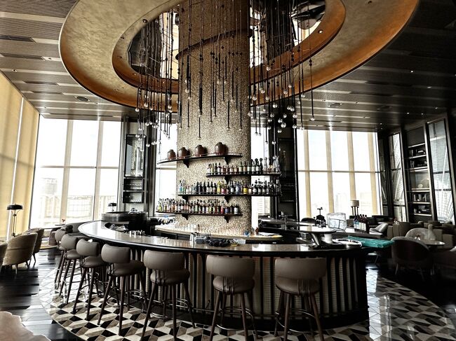 ◇ 大阪・堂島『Four Seasons Hotel Osaka』<br /><br />2024年8月1日、高級ホテル『フォーシーズンズホテル大阪』が開業!<br /><br />『コンラッド大阪』に宿泊している際に高層階から建設中のこちらの<br />船の帆をモチーフにしたアイコニックな超高層ビル『One Dojima』を撮影し、<br />ホテル(地下1階~2階、28~37階部分)を載せました。<br />タワマン『ブリリアタワー堂島』は49階建てで高層のため、近くまで来てしまうと<br />建物全体が撮りづらいです。<br /><br />モダン旅館をイメージした特別フロア「GENSUI(玄水)」フロア(28階)に<br />宿泊するゲストは、28階のティーラウンジ【SABO】でウェルカムティーなどの<br />サービスがあります。<br /><br />私たちはOsaka Metro四つ橋線「西梅田」駅から約7分かけて歩いてきました。<br />京阪電車「渡辺橋」駅からの方が約5~6分なので近いです。<br /><br /><アクセス><br />JR「大阪」駅徒歩10分<br /><br />https://www.fourseasons.com/jp/osaka/<br /><br />「Four Seasons Hotel Osaka」は国内のフォーシーズンズホテルで<br />4番目に誕生しました。<br /><br />東京・丸の内の『フォーシーズンズホテル丸の内東京』は食事だけしたことが<br />あります。東京・大手町の『フォーシーズンズホテル東京大手町』と<br />京都の『フォーシーズンズホテル京都』には宿泊したことがあります。<br /><br />東京のフォーシーズンについてはこちら↓<br /><br /><『フォーシーズンズホテル東京大手町』宿泊記 ①<br />ミシュラン星付きシェフのフレンチ【est(エスト)】でランチ♪<br />ルーフトップテラスからの眺望★バー【VIRTU(ヴェルテュ)】><br /><br />https://4travel.jp/travelogue/11701125<br /><br /><『フォーシーズンズホテル東京大手町』宿泊記 ②<br />東京タワー&皇居御苑ビューの眺望の良いコーナールーム<br />「パノラマスイート」に驚愕のアップグレード><br /><br />https://4travel.jp/travelogue/11701324<br /><br /><『フォーシーズンズホテル東京大手町』宿泊記 ③<br />天空のサンクチュアリ【ザ・スパ】のプール&インドアバス&サウナ、<br />「パノラマスイート」からの夜景☆彡><br /><br />https://4travel.jp/travelogue/11705797<br /><br /><『フォーシーズンズホテル東京大手町』宿泊記 ④<br />イタリア料理【PIGNETO(ピニェート)】のルーフトップテラス&<br />朝食、【THE SPA】のスパトリートメントルーム、ジム&プール><br /><br />https://4travel.jp/travelogue/11708596<br /><br />京都のフォーシーズンについてはこちら↓<br /><br /><『フォーシーズンズホテル京都』 ① お得な28時間ホテルステイで<br />名庭「積翠園」を望むバルコニー付きの「フォーシーズンズルーム」<br />にアップグレード♪><br /><br />https://4travel.jp/travelogue/11720834<br /><br /><『フォーシーズンズホテル京都』宿泊記 ② <br />レストラン【ブラッスリー】の大きなパラソルのあるテラス席で朝食♪<br />茶室【楓樹】&【積翠亭】約800年の歴史を紡いできた<br />池庭「積翠園」を散策><br /><br />https://4travel.jp/travelogue/11726504<br /><br /><『フォーシーズンズホテル京都』宿泊記 ③ 最高のウェルネス施設<br />【ザ・スパ】、プール&ジャグジー&カバナ、入浴施設&サウナ、<br />リラクゼーションラウンジ、フィットネスセンターで寛ぎタイム♪><br /><br />https://4travel.jp/travelogue/11730511<br /><br />『フォーシーズンズホテル大阪』のサービス料は、15%です。<br /><br />◆ 大阪・堂島『フォーシーズンズホテル大阪』1F<br /><br />日本茶ティーラウンジ【CHA(チャ)】<br /><br />◆ 1F ベーカリーショップ【Farine(ファリーヌ)】<br /><br />◆ 1F フレンチビストロ【Jardin(ジャルダン)】<br /><br />アフタヌーンティーセットをいただきます♪<br /><br />◆ 大阪・堂島『フォーシーズンズホテル大阪』37F<br /><br />2024年10月25日にモダンフレンチ&江戸前鮨【Sushi L'Abysse Osaka <br />Yannick Alléno(鮨 ラビス 大阪 ヤニック・アレノ)】がオープン予定!<br /><br />フランスのミシュラン3つ星シェフ「Yannick Alleno(ヤニック・アレノ)」氏と<br />料理人歴30年以上の安田至料理長が用意するフレンチと江戸前鮨が融合した料理を<br />いただけます。以前、アレノシェフのお料理をパリでいただきました↓<br /><br /><ANAプレミアムクラスで行くパリ ⑧ 「エルメス」の送迎♪<br />『ボーパッサージュ』にあるグルメ店★ミシュラン3つ星シェフのフレンチ【アレノテック】でランチ♪【ティエリー マルクス ラ ブーランジェリー】<br />【ピエール・エルメ・パリ】の朝食><br /><br />https://4travel.jp/travelogue/11848418<br /><br />◆ 広東料理【Jiang Nan Chun 江南春(ジャンナンチュン)】37F<br /><br />◆ バー【Bar Bota(バー・ボタ)】37F<br /><br />『フォーシーズンズホテル大阪』の高層階からの眺望も載せたいと思います♪