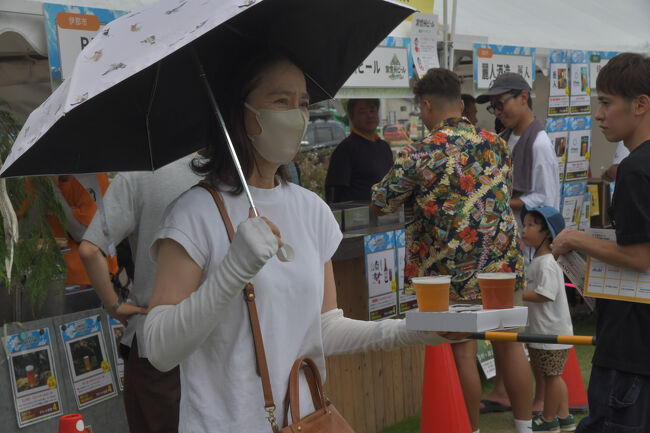 長野駅東口公園で、2024Nagano“CRAFT BEER&FOOD Fes開催。長野県内23クラフトビール会社、既存大手4社、ワインブースに3社が参加、フードブースやキッチンカーも出動。普段味わえない60種類以上の地元クラフトビールが選び放題なので気に入りそうなビールには列ができていた。好きなビールにたどり着くには中々難題だけど。<br />