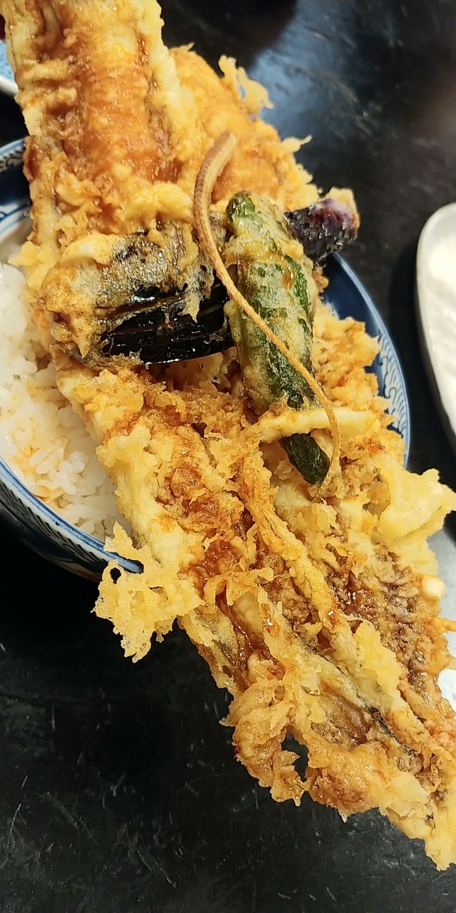 オータクーPeopleとして<br /><br />いかねばならん場所がある。<br /><br />それは大田市場！<br /><br />しかも自転車でいくため<br /><br />体力的に余裕のある、<br /><br />夏休みしか無理！<br /><br />事前に下見し、夏季休業を確認、<br /><br />目星をつけ、ついにいってきました！<br /><br />番外編では、しばおの出没する<br /><br />エリアでの荒々しい食いっプリを<br /><br />ご覧くださいませ！