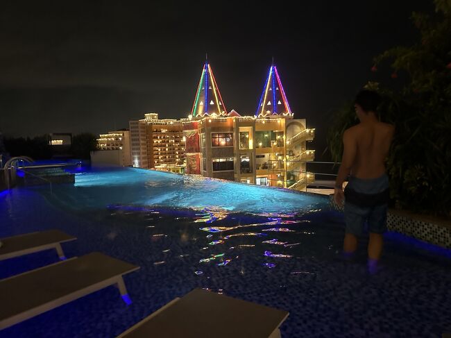 息子との沖縄旅2日目。<br />体験ダイビング→バンダカフェ→ホテルチェックイン→アメリカンビレッジ散策を終えて…<br /><br />ホテルのプールへやってきました!<br />本旅行記は後編です。<br /><br />【前編】はコチラ<br />https://4travel.jp/travelogue/11928103<br /><br />【中編】はコチラ<br />https://4travel.jp/travelogue/11928279<br /><br />ホテルはアメリカンビレッジ内の<br />ベッセルホテルグループ<br />「レクー沖縄北谷スパ&リゾート」<br />スーペリアツインルームを朝食付きで一休から予約しました♪<br /><br />宿泊者でも別料金(大人1人2,000円)のプールはどんなもんだろ?と思ってましたが<br />混雑もなくのんびり楽しむことが出来ました^_^<br /><br />最終日の3日目は朝食食べて帰るだけ。<br /><br />5月に免許取得したばかりの息子ですが、2泊3日1度も交代することなく運転してくれました( ^ω^ )<br /><br />最後までお読みいただければ幸いですm(__)m