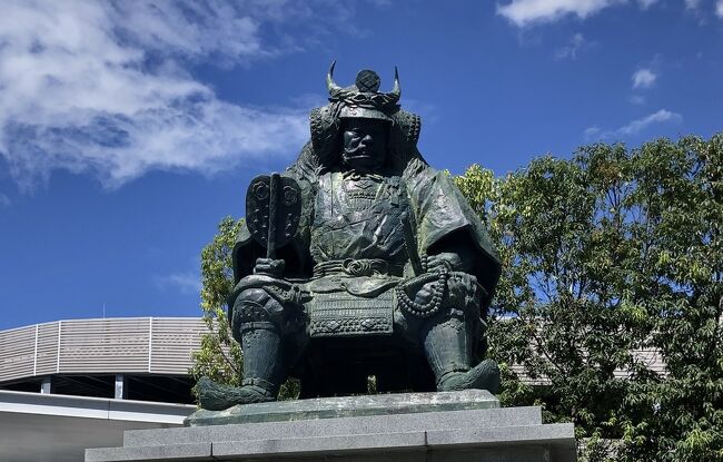 JR甲府駅からバスに乗って昇仙峡の滝上まで行って、仙娥滝から遊歩道を昇仙峡口まで下って行った。<br />途中で景観の素晴らしい所や奇岩が沢山あり、飽きることなく楽しめた。
