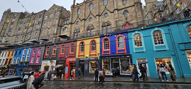 今回はイギリスを縦断するツアーに一人参加してきました。<br /><br />一人部屋追加代金を加えると旅行代金は７０万円越え・・・<br />毎回思うけど、コロナ前ならビジネスに乗れた金額ですよね。<br />この価格にも段々と慣れてくるのだろうか、恐ろしいわ。<br /><br />そして今回は出発が９月、そう台風シーズン真っ只中。<br />8月下旬に発生した超大型台風が、ノロノロと近づいてくるなか毎日ヒヤヒヤでした。<br />半分くらい諦めかけていたけれど、何とか無事に出発することができました。<br />このツアー本来は成田から参加の人は、添乗員さんと合流するのがドバイ空港でした。<br />ところが福岡から出発する予定だった添乗員さんは変更になり、関空からの添乗員さんも最後までどうなるかわからないからと、成田からも添乗員さんが同行することになりました。<br />ややこしくて何を言ってるんだって感じですね＾＾；<br />結局どちらの添乗員さんも来られることとなり、二人体制となりました。<br />成田からは10名、関空からは15名、一人参加は3名のツアー。<br />添乗員さんが二人いると何かとサクサク進むんだなと見ていて感じましたよ。<br />こんなことはそうないでしょうけどね。<br /><br />それではイギリスツアーの始まりです。<br /><br /><br />画像はエジンバラのVictoria St.です。