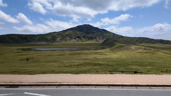 久しぶりに大自然と食事を楽しみたくになり阿蘇から熊本経由福岡に旅行しました。毎週販売されるANAのとく旅マイルを利用したら今の時期なら往復９０００マイルで楽しめます。１０月からマイル還元率があがるため今がチャンスです。さて阿蘇には今回はバスで移動し火口付近をトレッキングしたかったのですがガスが出ていて断念しましたが十分大自然を楽しめました。午後は熊本に戻り３大ぐるめのらーめん、馬刺しと日本で有数のおいしさの勝列亭のとんかつをいただきました。翌朝はあえて朝食をとらず久留米移動し丸星中華そばのラーメンを堪能。1杯550円の至福のらーめんです。久留米市内は駅前のちゃりちゃりを利用すると便利です。その後柳川でゆったりと散歩と川下りのあと本吉屋でウナギのせいろ蒸しをいただき関東では食べられない絶品ウナギを堪能、その後西鉄で博多に行きいつものグルメを満喫しました。九州は日本一のグルメ大国だと改めて認識しました