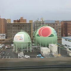 出張のついでに、"福島" を街歩き。印象に残っているのは、帰りの新幹線から見えたこの "桃のガス貯蔵タンク" ･･･