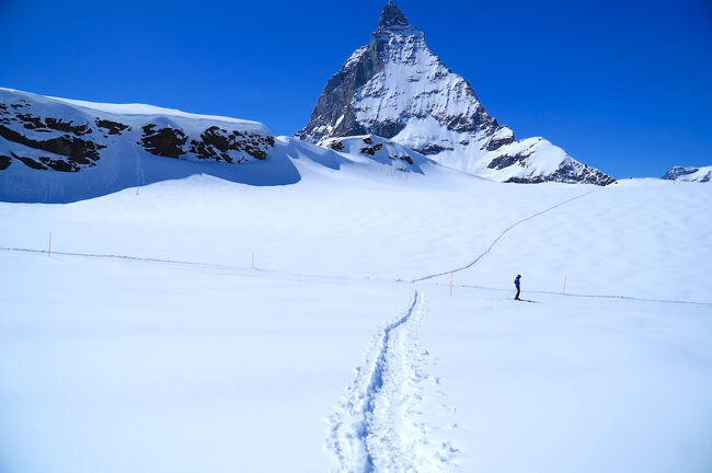グリーンランド・アイスランド・スイスに3週間旅行しました。冬の雪山を登ったり氷河を歩いたりオーロラを眺めたり、北極圏に近い地球の未知なる場所を探検する夢のバックパッカー旅行です。<br /><br />この旅行記では3週間の旅の最後の目的地スイスです。ヨーロッパの有名な雪山と氷河を巡る旅なら、スイスは必ず行くべき国です。スイスではアルプス最大のアレッチ氷河と最も有名な名峰マッターホルンへ向かいます。ロープウェイで標高2300/3900mへ一気に登りそこからアレッチ氷河・マッターホルン・モングランを眺め、マッターホルンの真下でスノーハイキングを楽しみます。<br /><br />アイスランドやグリーンランドの極北では標高の低い緩やかな雪山や氷河ですが、スイスの雪山は高く聳えたつ名峰が沢山あります。同じ雪山でも雰囲気は全く違います。また人混みも全く違い、極北では誰もいない登山や少人数のツアーのみ雪山へ入れて手付かずの大自然を感じます。一方スイス観光地の雪山ではスキーができて人が沢山いて賑やかです。全く違うヨーロッパの雪山の光景です。