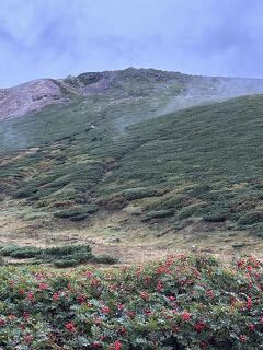 日本百名山＜白　山＞　祈りの道をたどる山旅　神々しい姿を仰ぎ見る