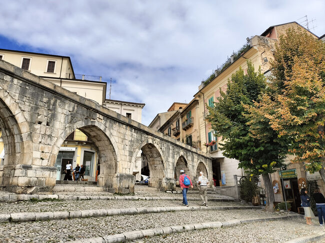 WORLD ROLLER GAMES IN ITALY 2024 が、Montesilvano、Sulmona、Pescaraで開催されたので、Montesilvanoに宿泊しながら、大会観戦や街歩きをした。<br /> Pescaraはローマから直行バスが出ている大きなターミナル駅がある街。<br /> Sulmonaは歴史ある風光明媚な町。本当に景色が美しく、これぞヨーロッパというべき素晴らしい町。<br /> Montesilvanoは、Pescaraの隣の駅。静かだが落ち着いた町。<br /><br /> こういう縁がなければ、決して訪れることがなかった街だと思うが、イタリアの人々のやさしさ、おおらかさに触れることができた旅だった。