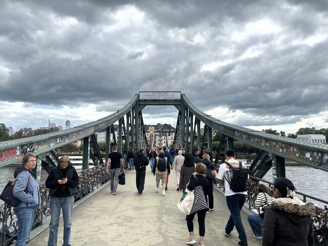 2024年9月14日(土)午後<br /><br />午前に引き続き、フランクフルトの市内観光&街歩きです。<br />曇り空ではありましたが、全く雨は降らず良かったです。<br /><br />昼からは大聖堂の塔に登ったり、大聖堂やニコライ教会の中に入って見学したりしていました。<br />そして鉄の橋を渡ってザクセンハウゼン地区へ・・・名物のリンゴ酒を賞味!<br /><br />やりたいことはやったので、残った時間はクラインマルクトハレ市場を見物したり、欧州中央銀行の本部前にあるユーロマークを見に行ったり、トラムで行けるところまで行ったりしていました。
