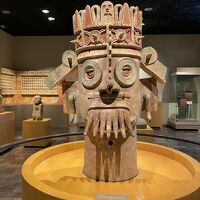 雨期のメキシコ旅行3日目、地下鉄とバスを乗り継いで博物館巡りです。