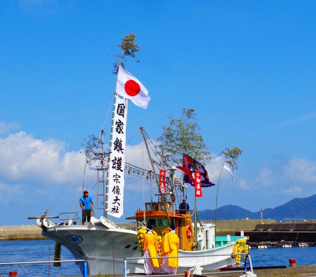 宗像大社には、天照大神のお子様である三女神が祀られている。<br />三女神とは、田心姫神(たごりひめのかみ)、湍津姫神(たぎつひめのかみ)、市杵島姫神(いちきしまひめのかみ)の三柱。<br />長女の田心姫神は沖ノ島の沖津宮に、二女の湍津姫神は大島の中津宮に、三女の市杵島姫神は九州本土の辺津宮に祀られている。<br />沖津宮がある沖ノ島には、神職以外は立ち入ることが出来ない。<br /><br />私たちは辺津宮、中津宮に参拝した。<br />中津宮がある大島へ船で渡ろうとしたときは、ちょうどお祭りの最中だった。<br />みあれ祭といい、沖津宮の田心姫神と、中津宮の湍津姫神の御神璽を、神湊港まで運ぶ海上神幸が行われていた。<br />神湊港まで辺津宮の市杵島姫神の御神璽が出迎え、三女神が一年に一度の再会を果たす。<br />男女の神様ではないとはいえ、何ともロマンである。<br /><br />宮地獄神社は宗像大社とは関係ないが、光の道と呼ばれる夕焼けによって参道が光り輝く光景が見られるので有名。<br />参道が輝くのを見ることは出来なかったが、海までず~~っと続く光景は、それだけで十分感動的だった。<br />