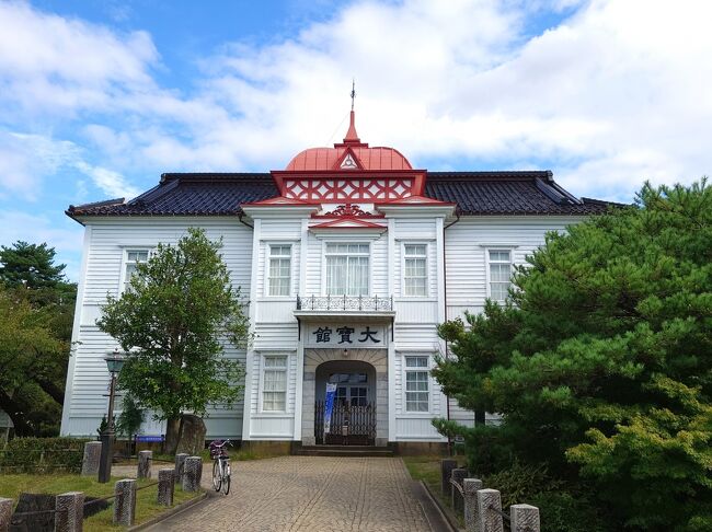 急に蔵王のお釜を見たくなり、9月29日から10月1日まで、蔵王と月山の登山ツアーに参加しました。折角だから、鶴岡の致道博物館にも行こうと、もう1泊して、10月2日までの山形の旅になりました。<br /><br />9月29日<br />山形集合で、蔵王三座お手軽縦走<br />霧で真っ白だったが、一瞬だけお釜を拝めた。<br />9月30日<br />鶴岡の金峰山と羽黒山参拝<br />10月1日<br />月山登山<br />素晴らしい天気、紅葉も始まってた。<br />山交バスの月山口バス停でツアーを離れて、鶴岡に1泊<br />10月2日<br />鶴岡市内を自転車で回る。<br />羽越線が不通だったので、仙台経由で帰る。<br /><br />蔵王と月山登山はヤマップに載せたので、ここでは、9月30日と10月2日の鶴岡市内観光を中心に<br />https://yamap.com/activities/34775491<br />https://yamap.com/activities/34816152<br />