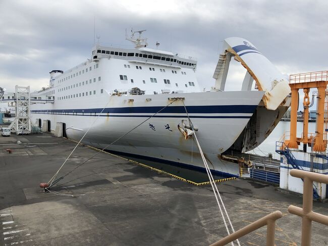 北海道から日本縦断フェリー旅です。<br /><br />「青春１８きっぷ」や「北海道＆東日本パス」のシーズンでは無いのでどうやって北海道を脱出し安く日本国内移動（今回は日本縦断で福岡迄）をしようかと思案して思いついたアイデアです。<br /><br />初めて太平洋フェリーに乗船します。船中泊2泊とか耐えられるのでしょうか？<br /><br />それにしても太平洋フェリーの出発1ヶ月前迄の早割A(28日前予約・50%off)での予約は最強のコスパですね？<br /><br />｢片道フルパック｣と言う苫小牧⇔仙台⇔名古屋航路の朝食２回・昼食１回・夕食２回付きのパッケージとの比較です。<br /><br />今回はもう船内での食事はいらないかな？と思い早割Ａを利用しました。<br /><br />*￥5,800円(２等)～大部屋・カーペット敷き<br />*￥7,000円(B寝台)～上下セパレイトイン2段ベッド→今回こちら利用！<br />*￥7,800円(S寝台)～BS・TV付き1段ベット<br /><br />いや～本当ですか？下位クラスでももっともっと高いと思ってた～<br /><br />滅茶苦茶宿泊2泊付きで格安長距離移動出来るじゃないですか？<br /><br />この値段を知ってしまった今もう「北海道＆東日本パス」で札幌→函館の丸1日、更に青森→東京都内への丸1日の鉄道移動、プラス「青函フェリー」の夜行便、東京エリアでの宿泊費もかかって、、、、<br /><br />そして「青春１８きっぷ」を利用しての東京都内→関西エリアの鉄道移動って何だったのだろうか？と考え込んでしまいました今後は出来なくなりそうです。<br /><br />この旅行記では、、、<br />10／23の苫小牧西港→仙台港へ<br />10／24の仙台港着→下船観光→仙台港→名古屋港(10／25～翌日着)<br />の様子を記します。