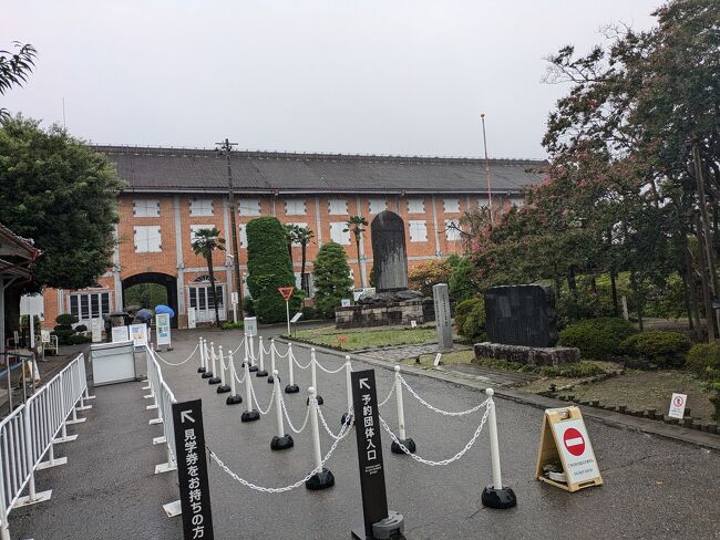 新幹線で夜7時過ぎに高崎駅に到着。<br />ホテルにチェックインする前にディナー。<br />駅ビルにある『はらっぱ』<br /><br />何店舗かあるが、駅ビルのこの店はいつも長蛇。<br />この日は珍しく行列なし。<br />入って見よう。<br /><br />テーブル席に座る。<br />ビールセットがある。<br />ビール、サラダ、パスタ。<br />パスタは好きなものが選べる。<br /><br />赤唐辛子にモッツァレラチーズを注文した。<br />まずビールとサラダ。<br /><br />そしてパスタ。<br />思ったより辛くチーズも濃厚。<br />旨い。<br /><br />満足して店を出る。<br />ゆっくりホテルに向かう。<br />『東横INN』へ。<br /><br />ゆったりしたベッドでゆっくり休む。<br />翌朝はブュッフェ朝食。<br />群馬名物のもつ煮もある。<br /><br />これで無料なら満足。<br />ホテルをチェックアウトして、初めての富岡製糸場へ。<br />世界遺産富岡製糸場。<br /><br />明治の産業の礎だが、昭和後半世代にも懐かしい雰囲気。<br />建物、アパートなどを見て回る。<br /><br />ゆっくり見学。<br />初めての富岡製糸場。<br />やはり風情がある。<br /><br />富岡製糸場を出るとカフェがある。<br />ネットで調べると高評価。<br />『CAFE DROME』<br /><br />お茶でもと思ったがランチもある。<br />風情あるモダンレトロな店内。<br />ランチのサンドイッチとパスタ。<br /><br />期待以上の旨さ。<br />デザートの「そこがみそ」<br />このプリンも絶品。<br />大満足なカフェランチ。<br /><br />世界遺産とカフェランチ。<br />大満足な日帰り旅行になった。<br /><br />