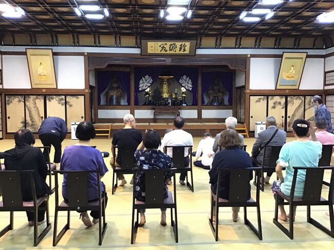 いつもお参りいただいているお寺の住職さんが御征忌(道元禅師の命日の法要)に導師を務める『焼香師』を拝命された縁で、曹洞宗総本山永平寺に宿泊する旅に父母の供養も兼ねて兄弟4人で参加した。さらに今年は大本山總持寺開山700回大遠忌に当たるため双方に参拝随行し、精神的に清らかな気持ちになりながら、楽しい観光も織り込んでの旅行となった。<br /><br />9月26日(木) <br /> 初日は羽田から小松空港までのフライト+バスで約4時間の移動で、大本山永平寺到着16時。入浴で体を清め・作法に則った夕食・夜のおつとめ(法話、座禅の組み方練習、座禅、映画~修行僧の一日)21:00消灯 宿坊泊<br /><br />9月27日(金) <br /> 緊張してか午前3時起床 まだ暗い4時に集合し法堂まで移動、法要参拝(法話、座禅、参拝、ご焼香、参拝、別室にて法話、お茶とお菓子、法堂まで移動、先祖への供養、ご焼香2回含む)すること4時間。お寺の隅々まで案内された。<br /> 8:00に 朝食 作法の説明、食事 身支度、買い物他。<br /> 9:15 永平寺を後にして、福井県立一乗谷朝倉氏博物館、遺跡巡り散策、越前そばの里で昼食 福井市へ移動して柴田神社、東尋坊を観光。 <br /> あわら温泉清風荘泊<br /><br />