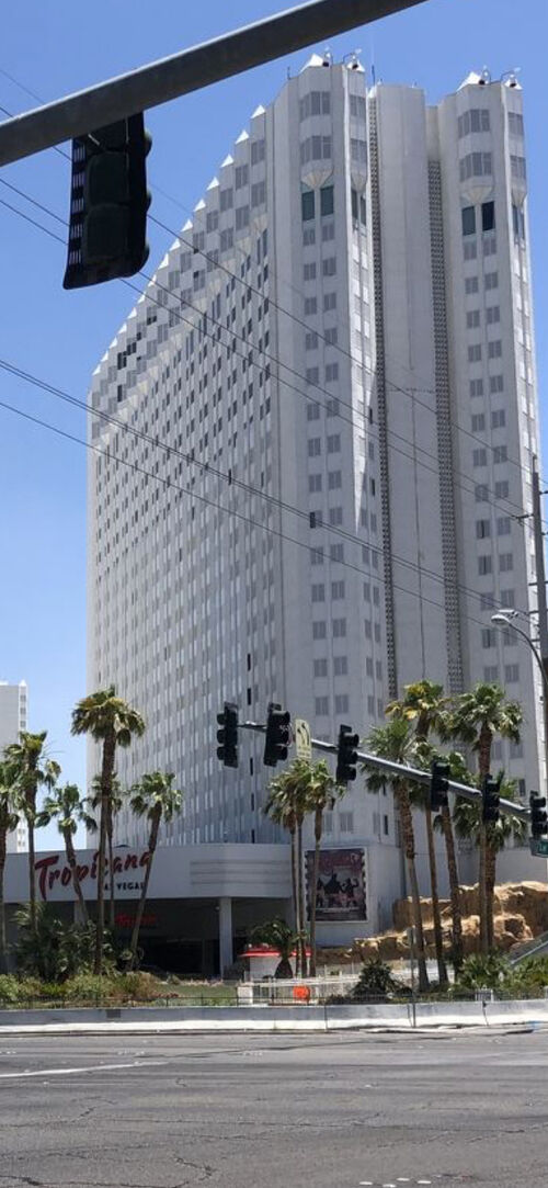 速報 : トロピカーナホテルは 昨日早朝に爆破解体ショーで歴史を閉じ