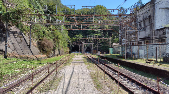 新幹線の開通で廃線となった信越本線横川－軽井沢間（旧碓氷線）の中間にある熊ノ平駅は、1893年（明治25年）に列車のすれ違いと、蒸気機関車への給水・給炭の目的で設置されました。旧碓氷線は幹線鉄道でありながら、その急勾配ゆえ歯車をかみ合わせて登るアプト式という特殊な運転方式をとらざるを得ず、また上り勾配でフルに石炭を焚くことによる煤煙で乗員や乗客が大変な苦痛を強いられていました。<br /><br />1912年（明治45年）に同区間は電化されましたが、これは日本の国鉄の幹線としては最初の電化であり、これにより旧碓氷線の所要時間は80分から40分に半減されました。1963年、北側に新線の誕生（最初は単線）と共にラックレールに頼らない強力な電気機関車の登場によりアプト式は廃止に、さらに1966年には新線の複線化により旧碓氷線は廃線となりました。新線の所要時間は登りが24分、降りが17分と短縮されましたが機関車の連結・解除に5分程度かかり、そのおかげで横川駅の峠の釜飯や軽井沢駅のゴルフ弁当が売れたという側面もありました。<br /><br />1997年10月に北陸新幹線（2015年3月まで長野新幹線として営業）の開通により新線も廃止され碓氷線の役割は完全に終わりましたが、レンガ造りの第三橋梁や丸山変電所などが国の重要文化財に指定され、群馬県観光の名所と変貌しています。<br /><br />表紙の写真は一部が開放された熊ノ平駅ですが、右側にある変電所も重要文化財に指定されています。<br /><br />（参考）　重要文化財指定・碓氷峠鉄道施設<br /><br />・第二橋梁､第三橋梁､第四橋梁､第五橋梁､第六橋梁<br />・第七橋梁､第十三橋梁､第一隧道､第二隧道､第三隧道<br />・第四隧道､第五隧道､第六隧道､第七隧道､第八隧道<br />・第九隧道､第十隧道､第十七隧道､丸山変電所機械室<br />・丸山変電所蓄電池室､熊ノ平変電所本屋<br />