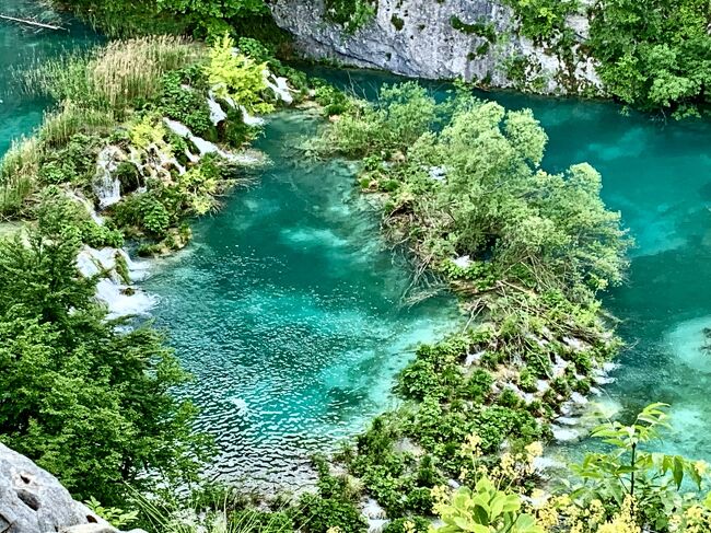 クロアチアの首都ザグレブから、世界遺産のプリトヴィツェ湖群国立公園へ<br /><br />プリトヴィツェには３つの指定ホテルがあり、これら指定のホテルに宿泊すると滞在中の入場料がフリーになります。<br />（ホテルでバリデーションスタンプを貰う必要あり）<br />2泊したので、混雑を避け、その美しい景色を充分満喫できました。<br /><br />入園チケットは、オンラインで購入しましたが、エントランス毎に購入枠があるので、シーズン中は早めの予約が必要かもしれません。<br /><br />旅程　　　　　　　　　　　　<br />　　 5/9（木）　ホテルJALシティ羽田 東京　 　<br />　　 5/10 (金) JL47 HND - HEL 08:25- 15:40 (13h15h` )<br />　　　　　　　Hilton Helsinki Airport ( 1泊 )<br />　　 5/11(土) AY1201 HEL - LJV 07:05 - 08:4 (02h35`)<br />　　　　　　 ブレッド湖へ<br />　　　　　　　Penzion Mayer (3泊)　<br />　　　5/12(日）　ブレッド湖<br />　　　5/13(月) ブレッド湖<br />　　　 5/14(火)　 City HTL Ljubljana ( ２泊)　<br />　　 　5/15(水)　 City HTL Ljubljana<br />　　　 5/16(木) 　ザグレブへ /Flix bus　 10:30-12:50<br />　　　　　　　 　　Apartment Jasmine ( 3泊 )<br />　　　5/17(金)　 ザグレブ<br />　 　　5/18(土) 　ザグレブ<br />　　★ 5/19(日)　 プリトヴィツェへ/ Arriva Bus 　10:30-13:07<br />　　　 　　　　　　HTL Jezero ( 2泊)　<br />　　★ 5/20(月)　　HTL Jezero<br />　　★ 5/21(火)　 スプリットへ/GETBYBUS 　09:30-13:50<br />　　　　　　　　　　Penthouse Matkovic ( 3泊)　<br />　　　 5/22(水)　　スプリット<br />　　 　5/23(木) 　Penthouse Matkovic<br />　　　 5/24(金) 　ドブロブニクへ /FLIX BUS 08:30-12:15<br />　　　　　　　　　The Beachfront Dobrovnik Old Town (4泊 )<br />　　　 5/25(土) 　 ドブロブニク<br />　　 　5/26(日) 　ドブロブニク<br />　　 　5/27(月) 　ドブロブニク<br />　　　 5/28(火)　 　帰国へ<br />　　　　　　　 　　AY1832 10:50 DBV - 14:50 HEL (3h)<br />　　 　5/29(水)　 JL48 17:35 HEL - 13:50 HND (14h15`) 