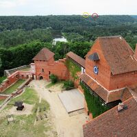 悲恋 “トゥライダの薔薇” の逸話も残る 緑の森に抱かれたラトヴィアの「トゥライダ城」