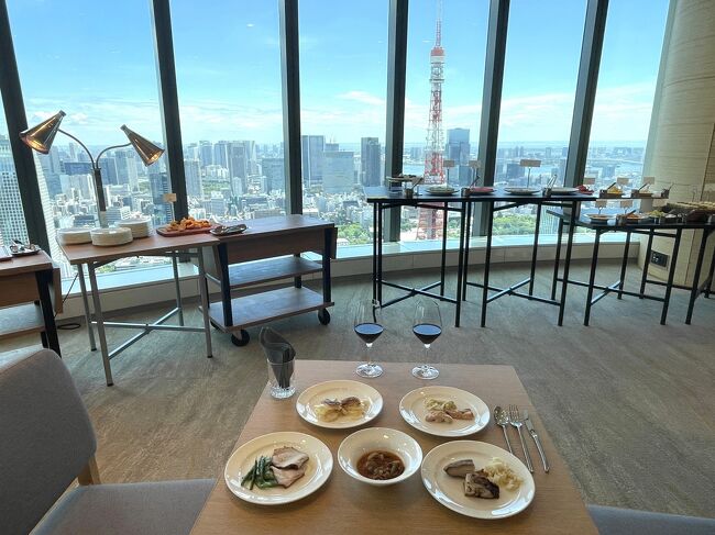 今年の夏は非常に暑かったので、いつも以上にタイ料理や韓国料理、<br />麻婆豆腐などの辛い中華料理などを食べ歩いていました。<br /><br />新大久保のコリアンタウンでの韓国料理食べ放題も毎週のように行っていたので、<br />USBメモリー内の写真の量がすごいことになってます。<br />しかし、ブログを作っている時間がない。。<br /><br />今回は食べ放題特集になりますwww<br /><br />◇ 東京都港区麻布台『Azabudai Hills』<br /><br />2023年11月24日、複合施設『麻布台ヒルズ』が開業!<br /><br />現時点で日本一の超高層ビル『麻布台ヒルズ森JPタワー』(64階建て)、<br />『麻布台ヒルズレジデンスA』(53階建て)の1~13階(低層階)には<br />アマンの姉妹ブランドとなる日本初進出のホテル『ジャヌ東京』が入っています。<br />その奥に建設中の『麻布台ヒルズレジデンスB』(64階建て)も随分高くなりました。<br /><br />◇ 東京・神谷町『麻布台ヒルズ』「中央広場」<br /><br />2024年10月11日~14日まで「Hermès(エルメス)」のイベントが<br />行われていました。<br /><br />◇ 東京・神谷町『麻布台ヒルズ森JPタワー』の33階に展望フロア<br />「スカイロビー」があります。<br /><br />オープン当初、『麻布台ヒルズ』の33階、34階にある無料の展望スペースを<br />載せましたが、『虎ノ門ヒルズ ステーションタワー』の45階同様、<br />無料ではなくなってしまいました。<br /><br />展望スペース「スカイロビー」からの眺望も載せます。<br /><br />◆ 東京・神谷町『麻布台ヒルズ森JPタワー』33F「ヒルズハウス」<br /><br />【メンバーズラウンジ】<br /><br />◆ 東京・神谷町『麻布台ヒルズ森JPタワー』33F「ヒルズハウス」<br />【Hills House Dining 33】<br /><br />フレンチビストロ【ヒルズハウス ダイニング33】<br /><br />三國清三シェフ監修のレストランです。<br />パティスリー【Dining 33 Pâtisserie à la maison】には生菓子のほか、<br />焼菓子が並んでいます。こちらでしか購入できない商品です。<br /><br />◆ 東京・神谷町『麻布台ヒルズ森JPタワー』34F「ヒルズハウス」<br /><br />【スカイルーム カフェ&バー】のご案内<br /><br />〇 6歳以上のお客様は、お一人様500円のチャージ料を頂戴いたします。<br />〇 6歳以上のお客様は、お一人様ワンドリンクのご注文にてお願いいたします。<br />〇 アルコール及び食事は34階の店内のみとなっております。<br /><br />◆ 東京・神谷町『麻布台ヒルズ森JPタワー』34F「ヒルズハウス」<br /><br />【スカイルーム】<br /><br />三國清三シェフがプロデュースするお料理をいただきながら、<br />フリーフローのアルコールも楽しめます。東京タワービューで眺望も素晴らしい!<br /><br /><ランチ><br />〇 スカイルームブッフェ(飲み放題付プラン) 8,000円×2<br /><br />◇ 東京都港区芝公園『Tokyo Tower』<br /><br />『東京タワー』の展望台「メインデッキ」2F<br /><br />2024年9月13日から「TOKYO TOWER CITY LIGHT FANTASIA <br />~Halloween party 2024~」がスタート!<br /><br />「Halloween party」がテーマのプロジェクションマッピングを鑑賞♪<br /><br />2024年10月5日、「トップデッキ」がリニューアルオープン!<br /><br /><東京タワー展望台の入場料(チケット)><br /><br />〇 トップデッキツアー 3,300円×4=13,200円<br /><br />WEBで予約したので、一人3,500円→3,300円になりました。<br /><br />◆ 東京・六本木一丁目『アークヒルズ仙石山森タワー』1F【PASCUCCI】<br /><br />2024年5月13日、イタリアンカフェ【パスクッチ】がオープン!<br /><br />◆ 東京都港区愛宕『虎ノ門ヒルズ レジデンシャルタワー』2F<br />【La maison JOUVAUD】<br /><br />2022年7月20日、カフェ【ラ メゾン ジュヴォー】虎ノ門ヒルズ店がオープン!<br /><br />◇ 東京都港区虎ノ門『Andaz Tokyo』1F<br /><br />2014年6月11日、ハイアット系ホテル『アンダーズ 東京』が開業!<br /><br />◆ 東京・虎ノ門『Andaz Tokyo』1F【Pastry Shop】<br /><br />ホテル『アンダーズ 東京』の【ペストリー ショップ】<br /><br />◆ 東京・西新宿『Hilton Tokyo』1F<br /><br />『ヒルトン東京』の【マーブルラウンジ】で<br />2024年8月23日から秋のスイーツビュッフェ「マリー・アントワネット-<br />王妃のマスカレード」がスタート!<br /><br />(公式ウェブサイトより)<br />王妃が催す甘く秘めやかな秋の仮面舞踏会がテーマの秋のスイーツビュッフェ<br /><br />世界中の女性を魅了するフランスの王妃マリー・アントワネットから着想を得た<br />秋のスイーツビュッフェは、王妃が宮殿で秘めやかに催す仮面舞踏会がテーマ。<br />豪奢なゴールドの装飾や鏡が幻想的な大広間や回廊、<br />そしてその奥に続く王妃の秘密のサロンをイメージした優雅な空間で、<br />無花果や葡萄、栗やざくろなどをふんだんに用いた王妃に捧げるにふさわしい<br />スイーツの数々と「ローストビーフ」などのセイヴォリーを含む<br />30種類以上をお好きなだけお楽しみください。<br /><br /><期間><br />2024年8月23日(金)~11月14日(木)<br /><br /><営業時間><br />14:30~17:00 /<br />14:30~ / 15:00~ 各回2時間制<br /><br /><料金><br />月~金 大人 お一人様5,500円、お子様(4~12歳)3,300円<br />土・日・祝 大人 お一人様5,900円、お子様(4~12歳)3,500円<br />※表示料金には税金・サービス料が含まれます。<br /><br />https://tokyo.hiltonjapan.co.jp/restaurants/lp/marble-lounge-sweetsbuffet-halloween<br /><br />◇ 東京・丸の内「東京」駅<br /><br />◆ 東京・丸の内『新丸の内ビルディング』6F【THE SIAM HERITAGE TOKYO】<br /><br />タイ料理【サイアム ヘリテイジ 東京】のランチブッフェ♪<br /><br />◆ 東京・銀座『東急プラザ銀座』10F【SENGDEE TERRACE】<br /><br />タイ料理【センディーテラス】のオーダーブッフェ♪<br /><br />◆ 東京・銀座『マロニエゲート銀座』10F【Queen Of Thailand GINZA】<br /><br />2024年1月1日、タイ料理【クイーンオブタイランド銀座】がオープン!<br /><br />【ジムトンプソンズ テーブル タイランド銀座】跡地です。