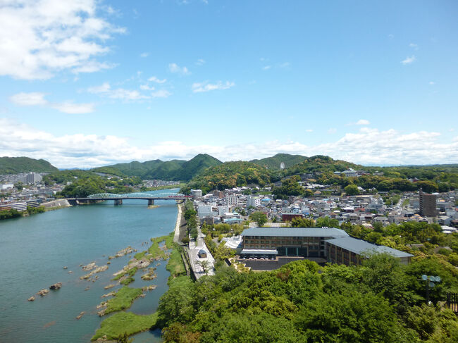 前日の夜、犬山に到着。夜空にライトアップされた犬山城もきれいでしたが、やはり晴天の中での木曽川と犬山城の姿は圧巻。2日目はホテルを早めに出てまず犬山城へ向かいました。