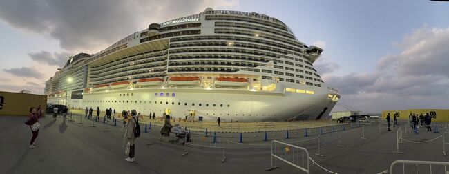 クルーズ旅行 第2弾 Birthday gift trip from my wife<br /><br />inクルーズでコロナ禍中に溜まったポイント消化の為、長い休みが取れない現役世代でも行けるショートクルーズの旅行でーす<br /><br />さて今年の正月は宮崎から始まり台湾まで<br /><br />1月1日 自宅~成田(ジェットスター)~宮崎(妻の実家)<br /> 新年のご挨拶に<br />1月2日 宮崎観光、実家でまったり<br />1月3日 宮崎~沖縄(ANA)に移動 (午後から乗船) 19:00出航 <br /><br />~ クルーズ ~ 那覇・石垣・基隆・宮古島・那覇のショートクルーズ<br /> 4泊5日<br /><br />の予定が・・・強風の為港に停泊出来ないらしく<br />石垣島と宮古島がスルーとなり実質 台湾の往復となりました <br /><br />1月4日 石垣島はスルーで台湾に移動(ず~と海の上) <br />1月5日 基隆(台湾)観光<br />1月6日 宮古島スルーで沖縄に移動(ず~と海の上)那覇に16時着 <br />1月7日 沖縄(ジェットスター)~成田~自宅l<br /><br />船が大き過ぎて写真に納まらずパノラマにしたら、船が歪みました(笑)<br />