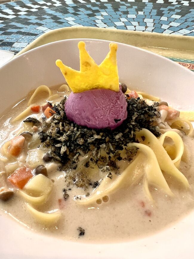 観劇ついでのディズニー旅2日目は、ランドで新しいエンタメを2つ楽しみたいと思います☆彡<br /><br />◆ハロウィンのパレード『ザ・ヴィランズ・ハロウィーン”Into the Frenzy”』(日中)<br />◆キャッスルプロジェクションの『Reach for the Stars』(夜)<br /><br />天気予報では夜に雨が降るかも?だったので『Reach for the Stars』を観るなら昨日の方がよかったのですが、今日はシーが18時閉園だったのでコスパを考えるとランドかなと。<br /><br />そんな中、当日の朝にディズニー公式アプリでワンデーパスポートを買おうとしたら、決済画面でJALカード(DC/VISA)が弾かれてエラーに(・・?)Why?<br /><br />パーク内でも使えたり使えなかったりで、陸マイラーとしてはJALカードが使えないのはイタイ・・・<br /><br />どうやら不正防止で一時的に止められていたようで、通知メールのリンクからすぐ解除出来たみたいですが、連絡先をPCアドレスに設定していたので、夜にメールチェックをしてようやく気づきました(あとで携帯アドレスも追加設定しました!)。<br /><br />そんなこんなのランド編、しばしお付き合いくださ~い(´∪`*人<br /><br />1日目のシー旅行記<br />https://4travel.jp/travelogue/11936939<br /><br />3日目のマティス展&星組観劇<br />https://4travel.jp/travelogue/11936571<br /><br /><br />《旅程・料金》<br />☆10/17(木)<br /> 伊丹9:30ー羽田10:40 JAL特典航空券6300マイル+空港使用料@710<br /> 空港リムジンバス@1300<br /> ディズニーシー1デーパスポート@9400<br /> JR東日本ホテルメッツプレミア東京ベイ新木場 禁煙スーペリアダブル(ベンチ)Yahoo!トラベル(一休)2泊@39420<br />★10/18(金)<br /> ディズニーランド1デーパスポート@9900<br />☆10/19(土)<br /> 『記憶にございません!』@東京宝塚劇場 S席@9500<br /> 羽田18:45ー伊丹19:55 JAL特典航空券6200マイル+空港使用料@710
