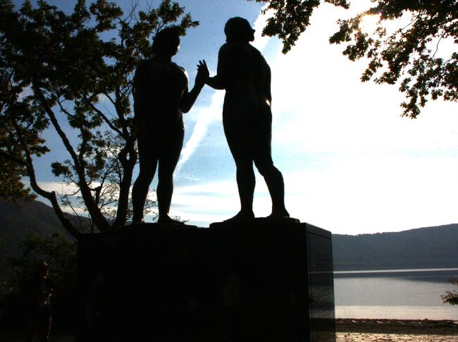 ウン十年ぶりの東北旅行、、、特に「白神山地」は初めてで巨木の森ブナ林を期待して行きましたが三日目だけ強風雨に出っくわされ残念ながら・・・一・二日目「八幡平」「奥入瀬渓流」は好天に恵まれたが、チョット早かった紅葉見物でした！！！<br />表紙画は十和田湖畔、逆っ光に映える有名な“乙女の像”<br /><br />