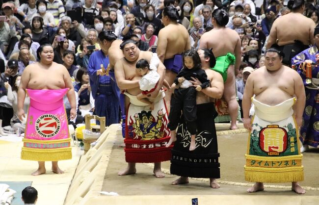 大相撲岡山浦安場所 子連れの土俵入りにびっくり仰天<br /><br />大相撲地方場所はこれまで総社場所、岡山場所と2度観戦しましたが子供を抱っこしての幕の内土俵入りは初めて観ました。新しいファンサービスとして人気となるでしょう。