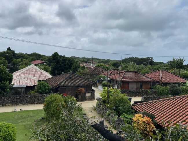 初めて石垣島に行ってきました<br /><br />離島に行く予定もあるし、全日レンタカーを借りずに、5日間2000円の東バスのフリーパスを購入することにしました。今回はのんびりバスの旅です。1日だけレンタカーを借りました。<br /><br />当初の予定は、1日目にバスで川平湾、2日目に波照間島、3日目に西表島、由布島、竹富島のツアーに参加、4日目にレンタカーを借りて島内観光や米原ビーチでシュノーケルをする予定でした。しかし、天気が悪く予定を変更して離島は竹富島のみ行きました。初日以外予報は雨、そんな中でも石垣島をなんとか楽しむことができました。<br /><br />1日目 バスで米原ビーチ、川平湾など<br />2日目 竹富島へ渡り徒歩で島内観光<br />3日目 バスでフサキビーチ、マエサトビーチ、宮良川マングローブ林など<br />4日目 レンタカーを借りて、玉取崎展望台、バンナ公園など<br />5日目 バスで空港へ向かい帰るだけ<br /><br />JAL971 羽田6:45→石垣9:50<br />JAL972 石垣10:45→羽田13:25