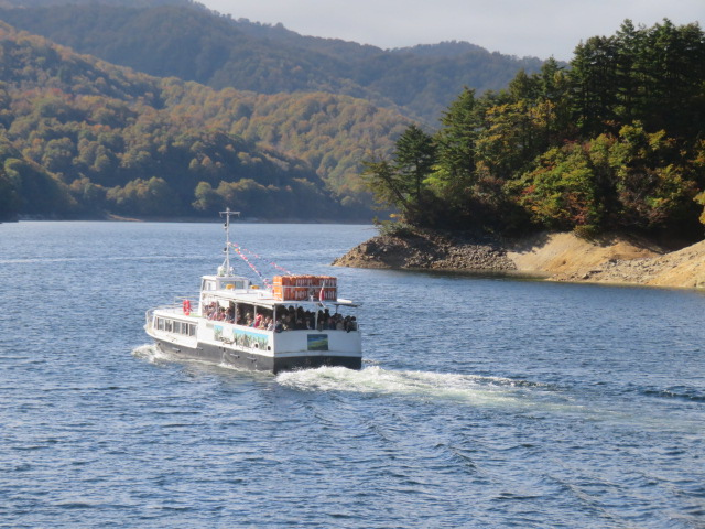 旅行社のタイトルは「上越１０の感動５つの紅葉絶景遊覧秋彩巡り３日間」という立派なパンフにつられて当初ランタンイベントのある１５日からだったのを紅葉が遅れているとわざわざ２４日からにずらすも、正に温暖化の影響で紅葉は期待外れであった。<br />＜観光＞<br />④奥只見湖遊覧船⑤奈良俣ダム→水上高原ホテル・・・ここから（下）に<br /><br /><br />２６日：⑥八海山ロープウエイ⑦西福寺⑧星峠の棚田→上越妙高駅で往路と逆<br /><br />写真は奥只見湖遊覧船でここも紅葉の期待を裏切られる<br />