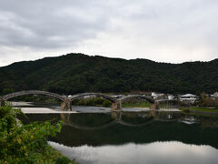 錦帯橋の近くに岩国城があります