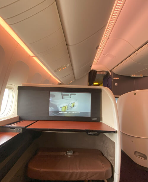 新千歳空港へ ～JAL☆B777-300ER国際線機材のファーストクラスに