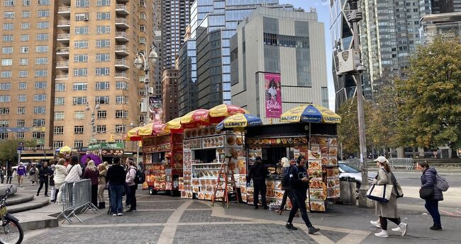 (写真はCentral Parkのフードトラックです。)<br /><br />ニューヨークで見かけるフードトラックの食べ物を食べてみたいと思っていたのですが、現金かなぁ・・・<br /><br />ホットドッグも食べてみたいのですが、こちらに在住の知人のおすすめは『Chicken over Rice』です。<br />毎日フードトラックの前を通る度に確認していましたが、今日初めて見つけました。