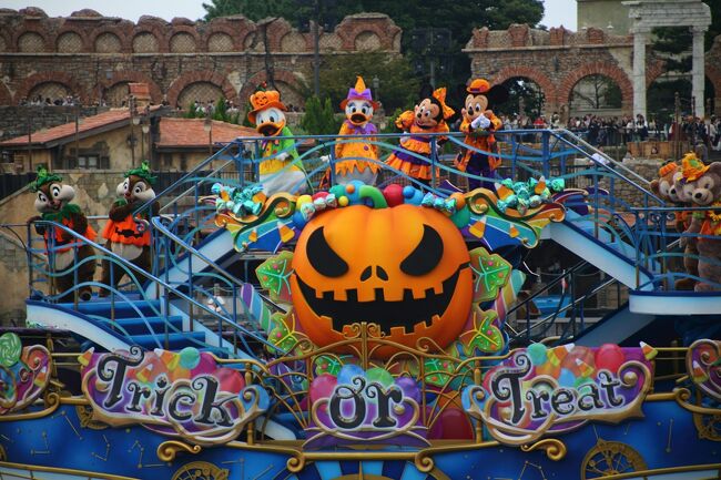 SSコロンビア号の後、ハーバーエリアでハロウィンのショーがありそれを見に行きましょう。その後、予約していた絶叫系アトラクション「タワー・オブ・テラー」に搭乗。二回目でしたがやっぱり怖い。大声を出した後は、別のエリアをうろうろします。