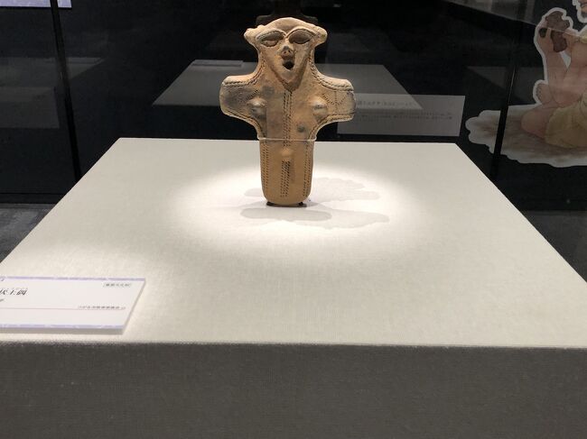 愛知県豊田市の豊田市博物館で開催中の「旅するジョウモンさん…5千年前の落とし物…」に行ってきました。<br />10月12日から12月8日まで 入館料大人1200円 <br />約5500年前の架空の人物「ジュウモンさん」が北から南まで、色々な場所を旅するという設定。<br />各地の特色ある土器が勢揃いする姿は圧巻。<br />なかなか興味深くおもしろかったです。<br /><br /><br /><br /><br />
