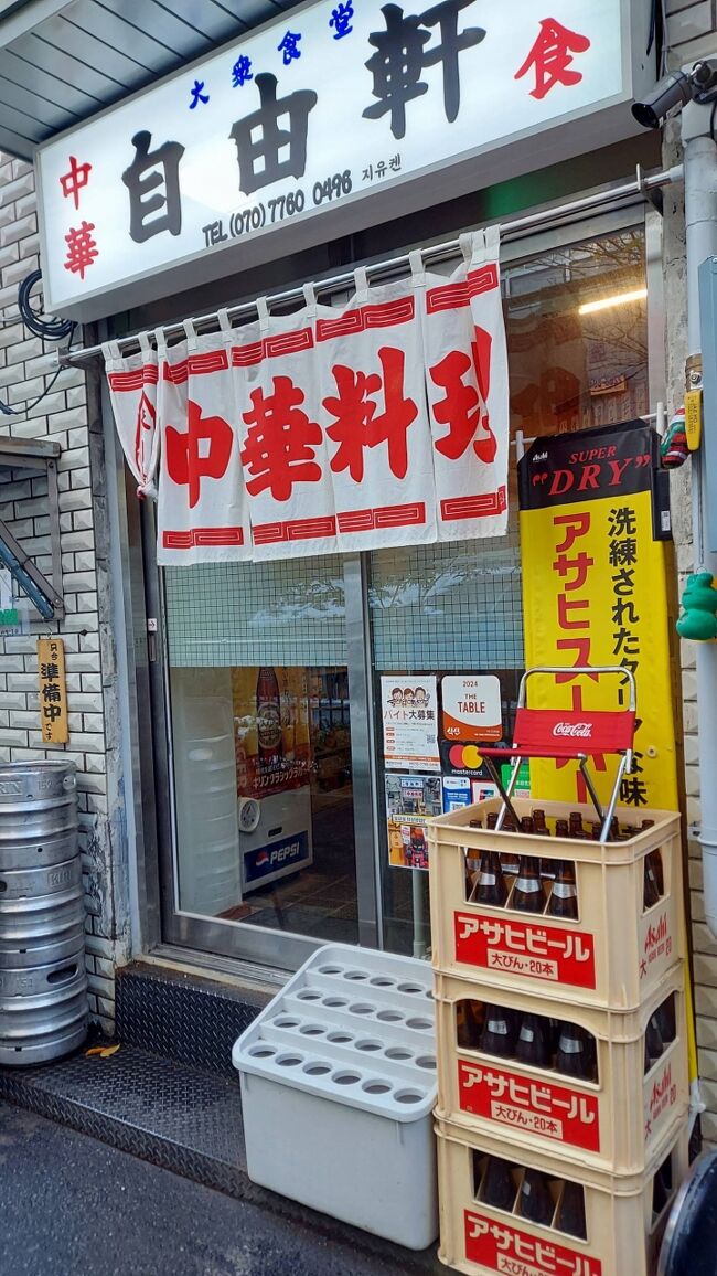 27回目の訪韓(1年ぶり) <br />10回目のソウル(5年ぶり)<br /><br />久しぶりのソウルに妻と義姉の3人<br />で初めて3泊4日の日程です<br />孔徳・麻浦近辺での食べ歩き旅<br />あめちゃん夫婦のぶらり街歩きです<br /><br /> 1日目 トイザラス 明洞 <br /> 昼食 外百 (ジャジャ麵)<br /> 夕食 マポチョンデポ (カルメギサル) <br /> <br /> 2日目 現代百貨店 E-mart<br /> 朝食 スギキムパ (キムパ) <br /> 昼食 ヒジョンシッタン (ブデチゲ)<br /> 夕食 マポナル (海鮮チヂミ ポッサム)<br /><br /> 〇3日目 青瓦台 景福宮 梨泰院 東大門<br /> 朝食 麻浦ヤンジロルロンタン (ソルロンタン) <br /> 昼食 自由軒 (中華)<br /> 夕食 コンヌンタッカンマリ (タッカンマリ)<br /><br /> 〇4日目 E-mart<br /> 朝食 Fritz Coffee (パン)<br /> 昼食 仁川空港 (ホットク)<br /><br />お気に入りの街,孔徳での宿泊は今回で6回目<br />空港鉄道で乗り換えなしで時間も読めるし<br />比較的治安も良く、明洞 東大門にも20分の移動時間です<br /><br />この旅行記は3日~4日目の後半部分です<br />昨日の大雪の影響がまだあるのか分からないまま<br />青瓦台→景福宮(韓服)→梨泰院クラスロケ地→東大門<br />で楽しみました<br /><br />AIR→AIR SEOUL <br />HOTEL→ Glad Mapo <br />HIS (飛行機+ホテル) 80,000円 (1人分)<br />