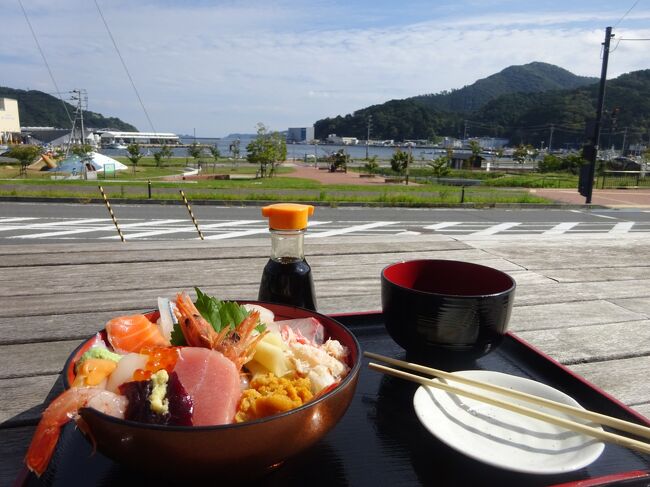 今年の野球観戦の締めとして仙台に出かけることにしました。<br />ただ、それは出かけるきっかけみたいな感じで、1日目は夕方までに仙台に行けばいいので、それまで周辺をブラブラしていました。<br /><br />最初に陸羽東線の岩出山へ。そこから、再び列車に乗って、太平洋に面した女川に向かいました。<br /><br />女川に行くのは3回目。前回は、震災からの復興で再建された駅ができたばかりの頃で、周辺はまだ工事中でした。その後、周辺は商店街として整備されたという話をいろいろと聞いていて、一度行きたいなあとずっと思っていました。<br /><br />昼間はおおよそ2時間に1本走っている列車を利用し、次の列車が来るまでの約2時間の間に、食事や温泉などを楽しんだのでした。
