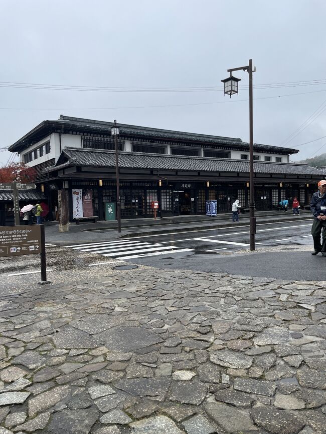 以前妻籠宿にはゆっくり回りました。2008,11 参照ください。<br />今回は馬籠宿から歩いて妻籠に。どうも記憶が錯綜していますが、まえも、馬籠宿にもいっていますなー!<br />で、今回は新宿からあずさに乗って。<br />茅野に到着。バスで馬籠宿へ、ここから歩いて妻籠へ。あいにく小雨。雨具を付けて。