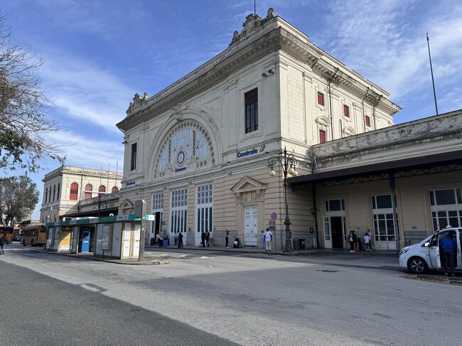 7日目 無事、下船し、シャトルバスでリボルノ駅へ。<br />リボルノ駅→フィレンチェ、サンタマリアノヴェッラ駅→ミラノ中央駅までは順調に進み、<br />ミラノ中央駅からマルペンサ空港行に乗るホームで、何やら駅員がひとりひとりに説明している。<br />駅員さんから、翻訳機を通して説明を受けると、なんと空港へ行くラインがストップしているとのこと。<br />空港へはバスで行けと言われ、<br />バス停に行くと、そんな人でいっぱい!<br />19:00発の飛行機に乗らなければいけなかったけど、まだ時間の余裕があったので、なんとかあわてず、次のバスを待って乗りましたが、この時から暗雲はたちこめていたのでした。<br /><br /><br /><br />10/20(日) セントレア8:20発→成田9:30着・10:30発→フランクフルト17:50着・21:10発→マルセイユ22:45着<br /><br />10/21(月) マルセイユ MSC GRANDIOSA乗船<br />10/22(火) バルセロナ<br />10/23(水) 航海日<br />10/24(木) ラグレット、チュニジア<br />10/25(金) パレルモ、シチリア島<br />1026(土) ナポリ<br />★10/27(日) リボルノにて下船<br /><br /> リボルノ中央駅11:10発→フィレンツェ サンタマリアノヴェッラ駅12:33着・12:55発→ミラノ中央駅14:50着・【キャンセル】15:25発→マルペンサ空港駅16:16着<br /> ミラノ中央駅 バスでマルペンサ空港へ<br /><br /> ミラノ マルペンサ空港19:00発→チューリッヒ20:00着<br /><br />★10/28(月) 【キャンセル】チューリッヒ7:00発→フランクフルト8:10着<br /> 【振替】チューリッヒ11:20発→フランクフルト12:25着<br /> フランクフルト20:05発→<br />★10/29(火) 成田17:05着・18:30発→セントレア19:45着<br /> <br />
