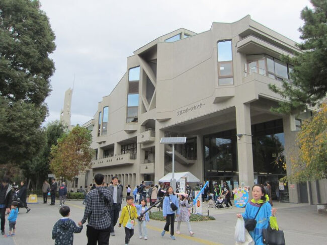 東京都文京区の文京スポーツセンターのプールで泳いできました。スポーツセンターはお茶の水女子大学や筑波大学がある文京地域にあります。プールのほかにもアリーナやトレーニングルームや武道場があります。よくメンテナンスされていてきれいなわりに利用者が少なめだったため泳ぎやすいプールでした。視覚障害パラ水泳アスリート支援で泳いでいる人もいました。<br />水着：♀<br />更衣室：♀<br />券売機+受付