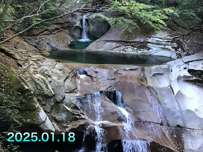 今回の旅行で予定に入れてなかった藤河内渓谷です。12ヶ所ありその内の2カ所しか今回は回っていません。私は別な日に訪問する予定でいたんですが帰り道に看板が目に留まって家内がまた来るには遠いから寄って行くよとなり、渋々行くことにしました。見るとそれは何と綺麗な渓谷でこれはまたリベンジするしかないなと思いました。