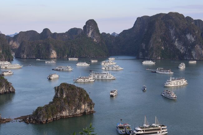 ベトナム 一人旅 最終日 ハロン湾クルーズ<br /> いよいよ最終日。世界遺産ハロン湾クルーズです。出発前にツアーをいろいろ調べたら、日帰りの場合、現地4時間もしくは6時間(立ち寄る島・アクティビティの多寡)船+食の豪華さで日本円7,000~15,000円程度。<br /> 天候の心配があり、ぎりぎりまで予約をいれず、結局ハノイについてからホテルで申し込みました。オファーは6時間コースの松と梅、邦貨1万5000円か1万円ほど。梅174万VND≒1万円を申し込み。<br /> 朝8:00ホテルにてピックアップ、帰りも20:30ごろホテルに送ってくれて、荷物はホテルに預かってくれかつ、帰着の際には、シャワーも使わせてくれるという。さっぱりして飛行機にのれるのでこれは良い。