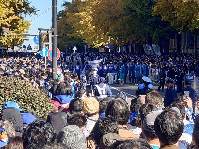 今年わが軍こと横浜DeNAはリーグ優勝はしなかったものの、日本シリーズはソフトバンクに勝って、平成10年以来3回目の日本一になりました。<br />直前までいくか行くまいか迷ったけど、生きてるうちにもうないような気がする(笑)のと、行かないで後悔したくなかったので、ちょうど会社が土日休みにぶち当たったんで行くことにしました。<br />当然、それ以外にも道の駅スタンプやラーメン屋等も、絡めておりまする。