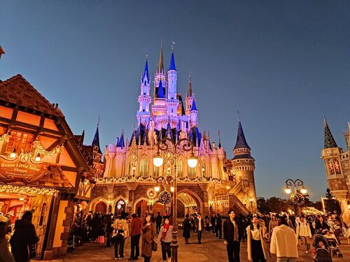 ディズニーリゾート 2024年 クリスマス ディズニーリゾートクルーザー 4台 東京ディズニーリゾート 2024年の「ディズニー・クリスマス