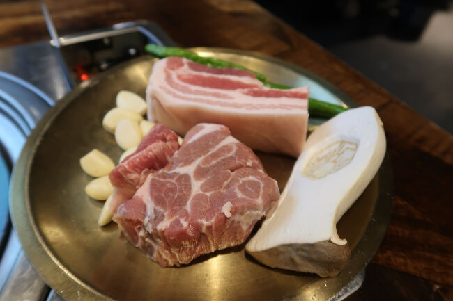 観光は二の次で、乗り物乗っている時間が楽しいお年頃。<br />BF（バースディフライト）も会務が減って<br />時間に余裕が出来た数年前からですが<br /><br />・バンコク、シンガポールでのオフ会に（2019年）<br />https://4travel.jp/travelogue/11571112<br /><br />・羽田ー那覇ー伊丹ー新千歳ー羽田の日帰り4レグ（2021年）<br />https://4travel.jp/travelogue/11723663<br /><br />・JR九州の乗り鉄も兼ねたチヤホヤ（2023年）<br />https://4travel.jp/travelogue/11868851<br /><br />それ以前は、日本縦断のJR旅だったり（2015年）<br />https://4travel.jp/travelogue/11086532<br /><br />みたいなことなんかしておりました。<br /><br />今回はJALファーストを最初に体感できたからあとは余韻に浸りながら<br />最後はそろそろ80回ぐらい来ているソウルでいい思い出作っていきます。<br /><br />ただ当初は、すべて特典航空券で羽田ー（JALファースト）－シンガポールー（大韓ビジネス）ーソウルー（大韓ビジネス）-羽田でしたが、<br />一か月前に急な会務が入りそれからの取り直しで、デンパサール経由の夜行便になったり、成田へはエコになったりとありましたが、次はすべてうまくいくことを願ってという事で。<br /><br />※表紙は、感動ものでした済州豚肉。調味料とあわせてお薦めです。<br /><br /><br /><br />